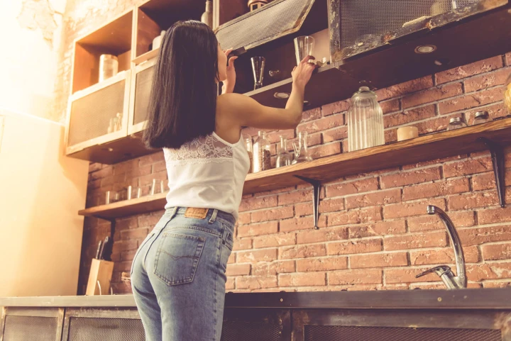 Junges Mädchen in High Waist Jeans