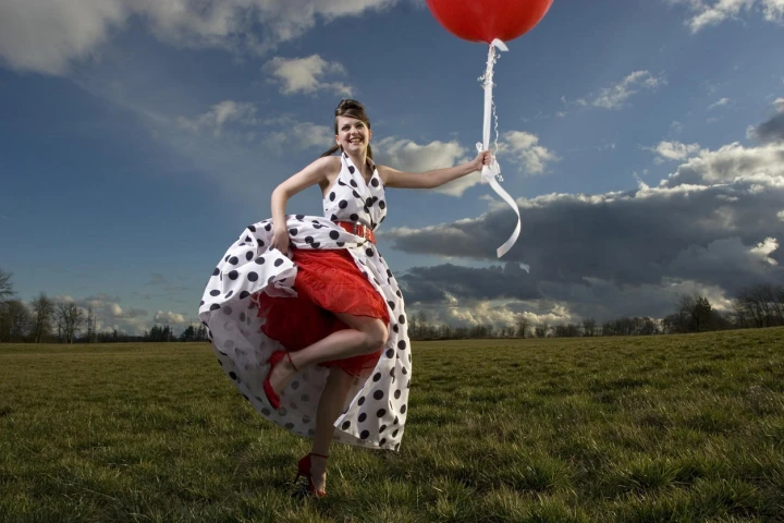 Model mit einem roten Petticoat unter einem Kleid im Stil der 1950er-Jahre