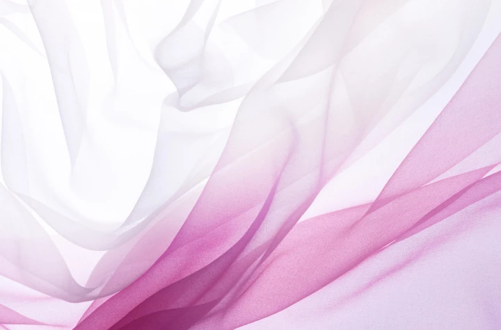 Chiffon ist ein zartes Gewebe, aus dem besonders feine Kleidung entsteht. Pink-weißer Chiffon-Stoff