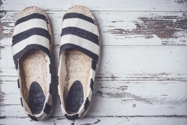 Gestreifte Espadrilles für den Sommer. 