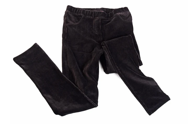 Schwarze Jeggings auf weißem Hintergrund. 