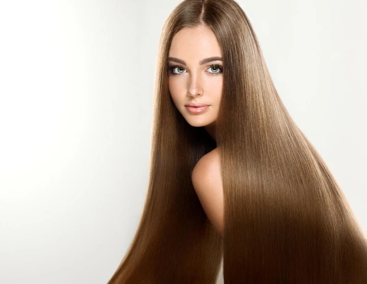 Mädchen trägt den Sleek-Look und hat lange glatte braune Haare