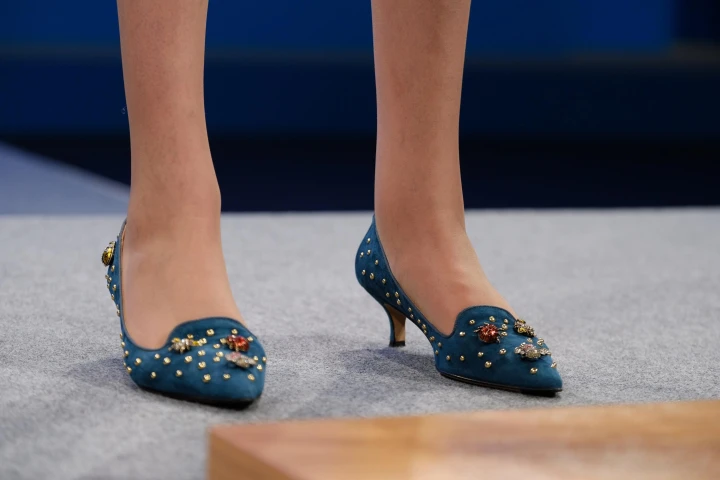 Unterer Abschnitt zweier Beine, die Kitten Heels tragen. 