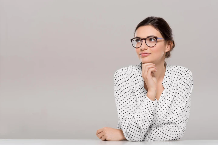 Junge Frau mit Nerdbrille