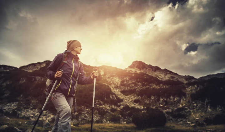 Ein Wanderer in den Bergen trägt Kleidung aus Gore-Tex
