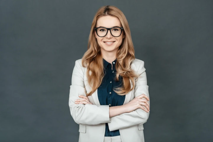Frau im Casual Business-Look