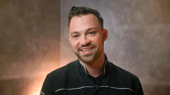 Tobias hat den Traum, sich selbstständig zu machen und plant, zwei Restaurants in seiner Heimat zu eröffnen, um der Region etwas zurückzugeben. Sein innovatives Konzept sieht vor, dass die beiden Restaurants durch eine gemeinsame Küche miteinander verbunden sind. Auf der einen Seite wird ein "brutal ehrliches" Wirtshaus entstehen, während auf der anderen Seite ein Gourmetrestaurant geplant ist, das den Anspruch hat, einen Michelin-Stern zu erlangen. Zusätzlich möchte Tobias jungen Nachwuchsköchen eine vielfältige Ausbildungsstätte bieten, um sie in ihrer Karriere zu unterstützen und zu fördern. Tobias Meier  (25) - Mälzers Meisterklasse