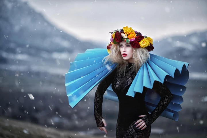 Frau posiert im Avantgarde-Style