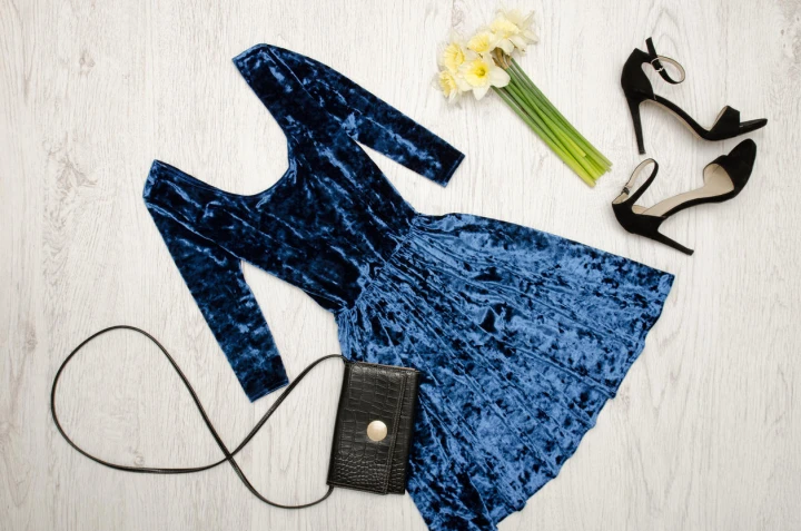Blaues Velvet Kleid schick kombiniert