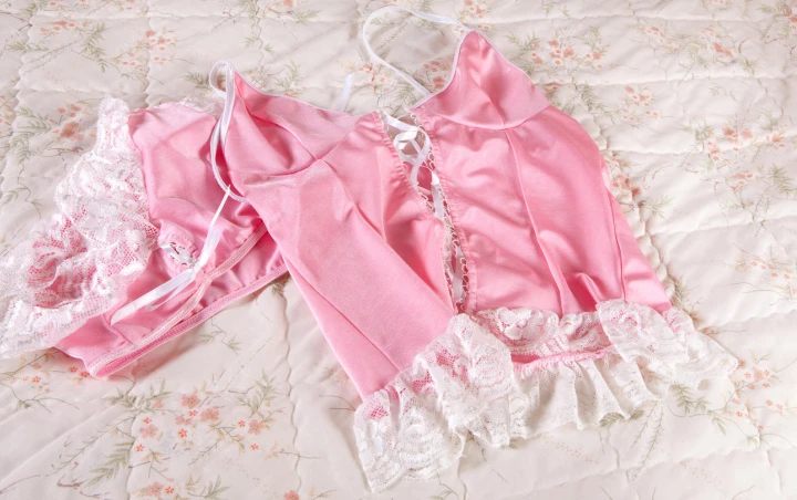 Rosa Babydoll auf Bett