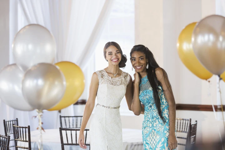 Das Abendkleid wird vor allem zu besonderen Anlässen aus dem Schrank geholt. Multi-ethnische Teenager in Abendkleidern