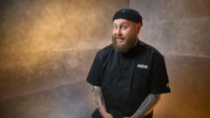 Philipp hegt insgeheim den Wunsch, ein Restaurant zu führen, das ganz seiner kulinarischen Vision entspricht. Bereits im Jahr 2020 wagte er einen ersten Versuch in diese Richtung. Darüber hinaus träumt er davon, ein eigenes Kochbuch zu veröffentlichen – jedoch nicht irgendein gewöhnliches Kochbuch. „Es soll weit über die üblichen Rezepte hinausgehen und ganz im Stil von Philipp sein“, betont er. Sein Ziel ist es, eine persönliche Geschichte zu erzählen, die seine kulinarischen Erfahrungen und seinen einzigartigen Stil widerspiegelt. Er möchte nicht nur Inspiration bieten, sondern auch seine Leidenschaft und Authentizität mit den Lesern teilen. Philipp Zitterbart (36) - Mälzers Meisterklasse