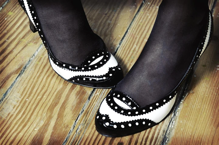 Schwarz weiße Ballerinas mit eleganter Strumpfhose