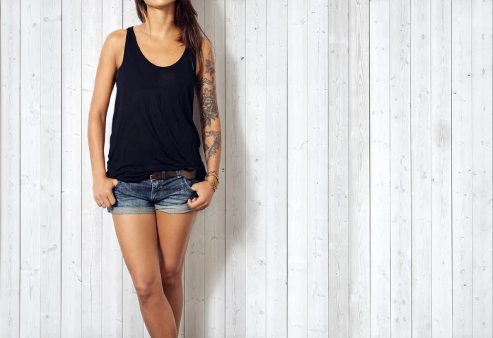 Frau trägt schwarzes Tank Top