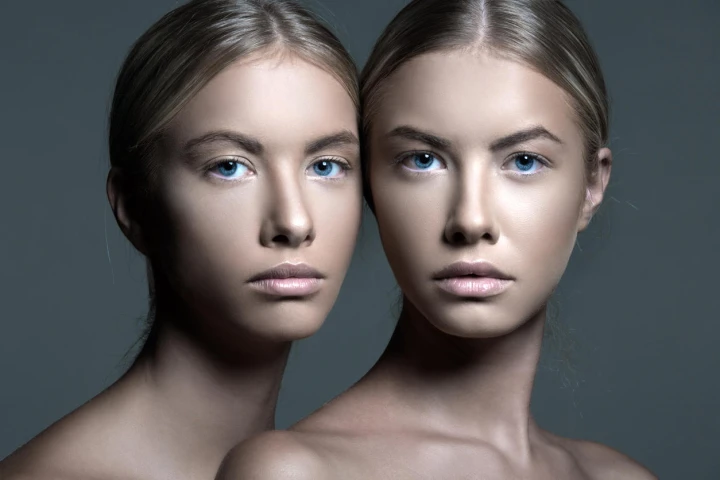 Zwillinge, die im Nude-Look geschminkt sind