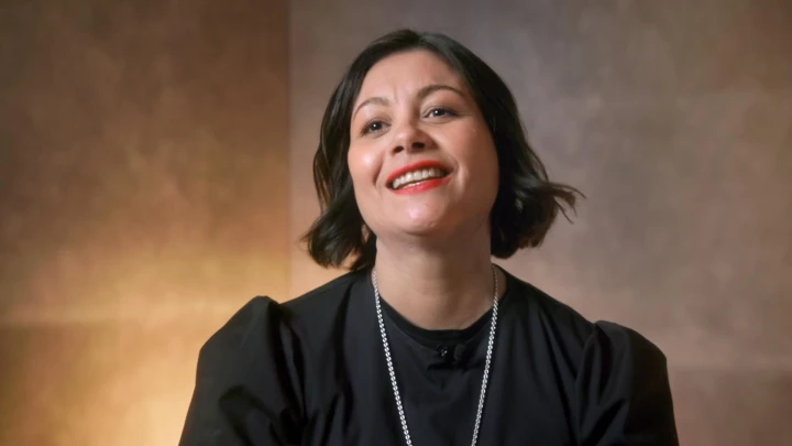 Gina hat den Traum, ihren Cateringbetrieb in einer Location mit einer großzügigen Küche neu zu starten. Sie plant, ein Konzept zu entwickeln, das Fingerfood neu definiert – ein innovatives und modernes Catering. Ihr Fokus liegt dabei auf veganen und vegetarischen Speisen, ergänzt durch ein gehobenes Bistro, in dem sie ihre ungelernten Kochkünste zur Geltung bringen kann. Zudem möchte sie ihre Fähigkeiten als ungelernt Köchin durch Tims Coaching weiterentwickeln, um ein breiteres Publikum zu erreichen und ihre Vision erfolgreich umzusetzen. Gina Diller (42) - Mälzers Meisterklasse