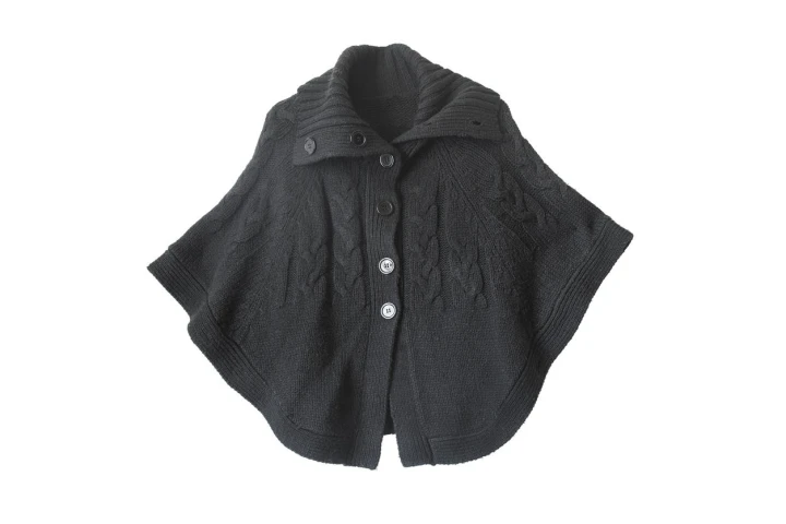 Schwarzer Poncho aus Strick