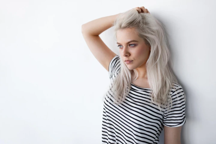 Frau im gestreiften Shirt