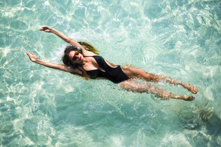 Junge Frau schwimmend im Monokini