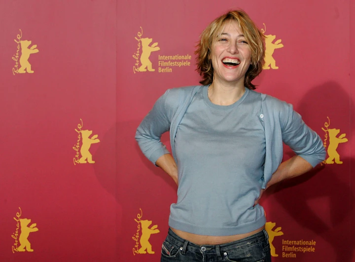 Die italienische Schauspielerin Valeria Bruni-Tedeschi in einem blaugrauen Twin Set
