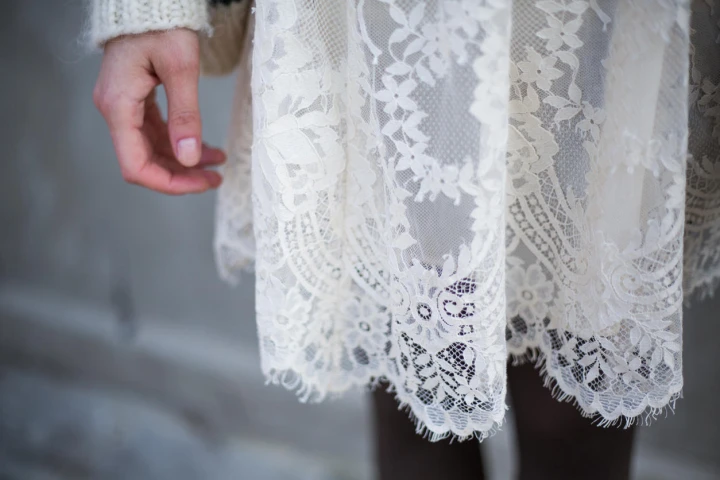 Bordüre sind verspielte Verzierungen, die jedes noch so langweilige Kleid aufpeppen und das gewisse Extra verleihen. Vintage-Kleid mit Bordüre in der Nahaufnahme