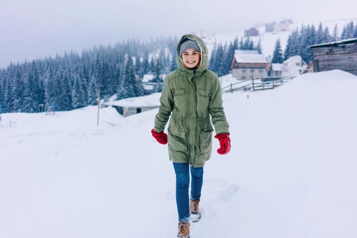 Frau mit Anorak im Schnee