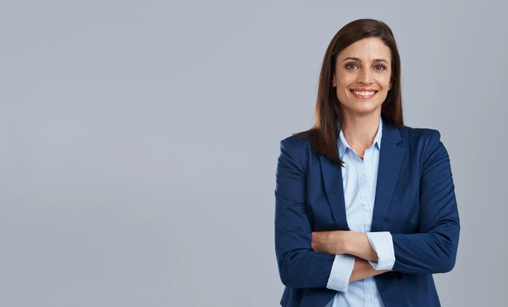 Frau trägt Blazer im Business-Look