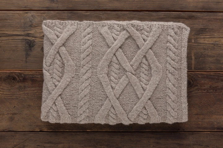Gefalteter Strickschal in der Farbe Taupe