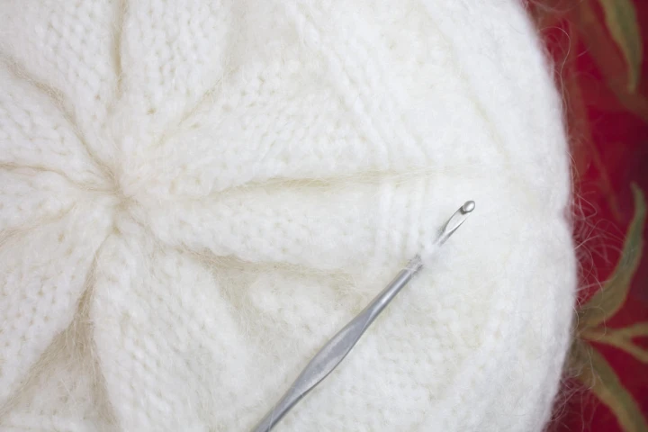 Angora Garn mit Häkelnadel