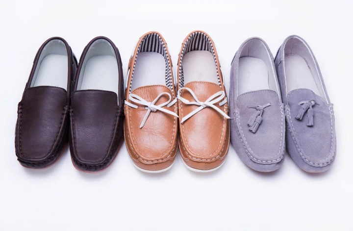 Slipper für Männer aus unterschiedlichen Materialien