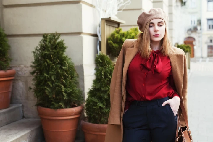 Frau mit roter Schluppenbluse