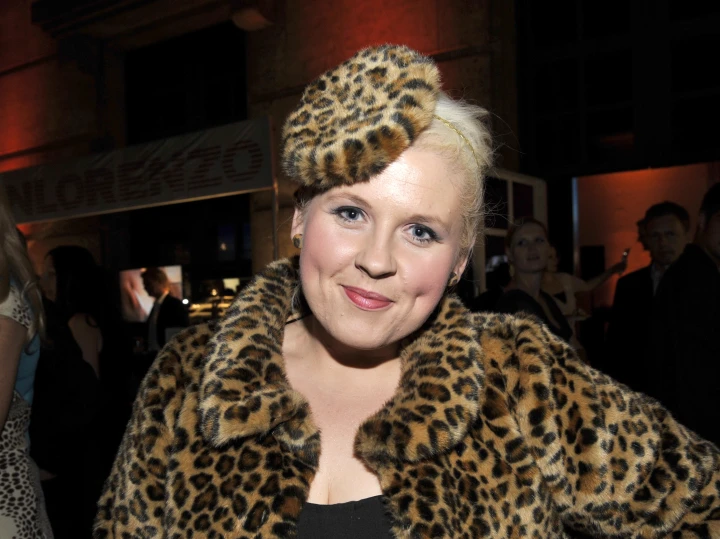 Für einen Webpelz muss kein Tier leiden, denn er ist künstlich hergestellt. Die Sängerin Maite Kelly feiert im Webpelz im Leopardenlook