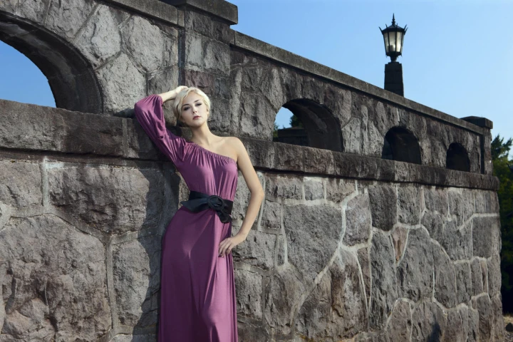 Blondes Model in asymmetrischem Kleid