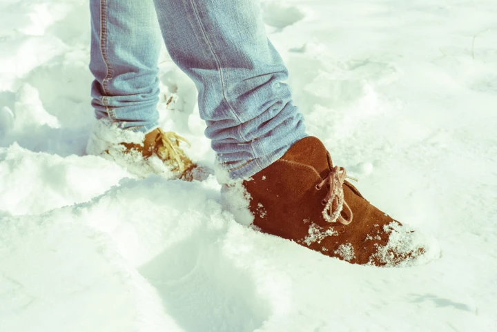 Braune Desert Boots im Schnee
