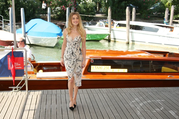 Amber Heard posiert im Wickelkleid mit floralem Muster