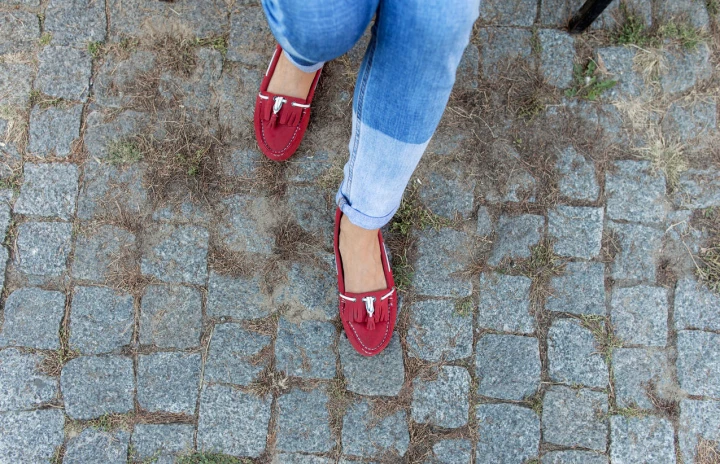 Mokassins und Jeans kombiniert