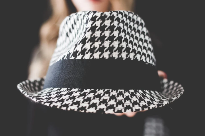 Trauen Sie sich zur Kleidung im Hahnentritt Style! Mit diesem Look sehen Sie garantiert immer modebewusst und stylisch aus. Hut im Hahnentritt Style.