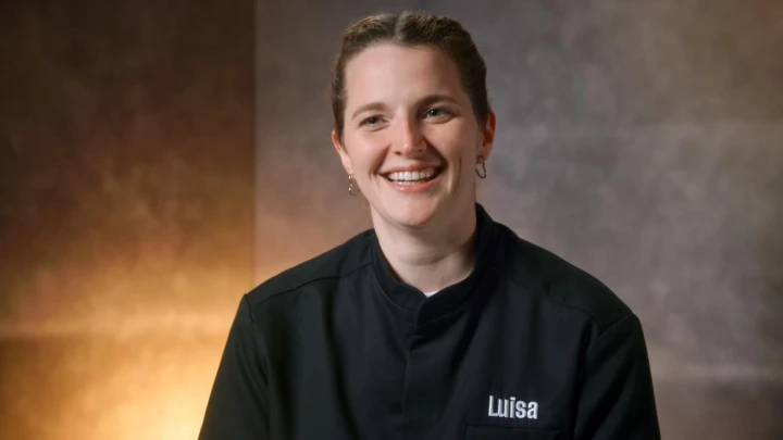Luisa liebt die Gastronomie durch und durch. Sie sieht sich allerdings noch am Anfang ihrer Reise und ist daher hoch motiviert, so weit wie möglich zu kommen. In "Mälzers Meisterklasse" sieht sie eine große Chance, sich weiterzuentwickeln und ihre Visionen anzugehen. Eine davon ist, einen Michelin-Stern zu erkochen.  Luisa Jordan (29) - Mälzers Meisterklasse
