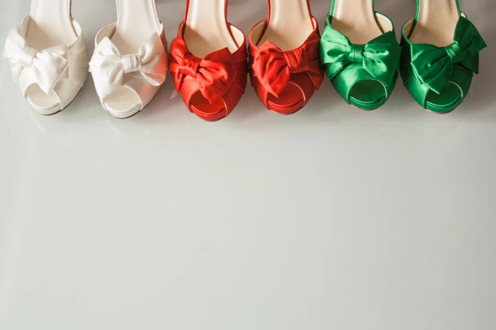 Drei verschiedene Paare Peeptoes aus Satin