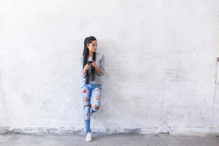Mädchen trägt destroyed und stoned Jeans