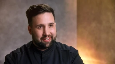Alex hat einen starken Wunsch, "Mälzers Meisterklasse" zu gewinnen, um den Grundstein für seine Selbstständigkeit zu legen. Er hat bereits ein vielversprechendes Restaurantkonzept entwickelt. Durch die Unterstützung seines ehemaligen Chefs Tim und die Möglichkeiten, die ihm die Sendung bietet, möchte er sich weiterentwickeln und seinem Traum, ein eigenes Restaurant oder Gasthof zu eröffnen, einen bedeutenden Schritt näherkommen. Alexander Högner (31) - Mälzers Meisterklasse