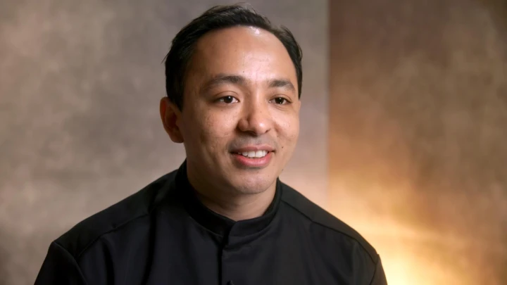 Sunil träumt seit geraumer Zeit von seinem eigenen Café oder Bistro, das ein attraktives Mittagsangebot bereithält. In diesem Lokal möchte er eine Mischung aus nepalesischer, europäischer und französischer Küche präsentieren. Schon jetzt spart er fleißig, um diesem Traum näherzukommen, und "Mälzers Meisterklasse"-Preisgeld würde ihm einen bedeutenden Schritt in die richtige Richtung ermöglichen. Die Unterstützung von Tim Mälzer wäre eine einmalige Gelegenheit, seinen Traum endlich Wirklichkeit werden zu lassen. Sunil Prajapati (33) - Mälzers Meisterklasse