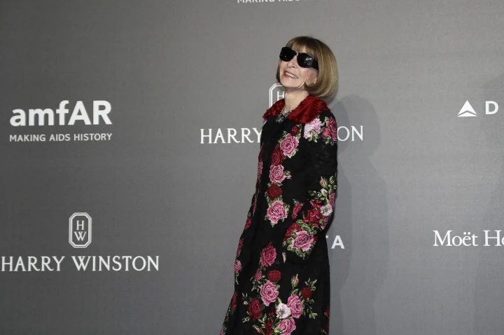 Anna Wintour posiert mit Sonnenbrille