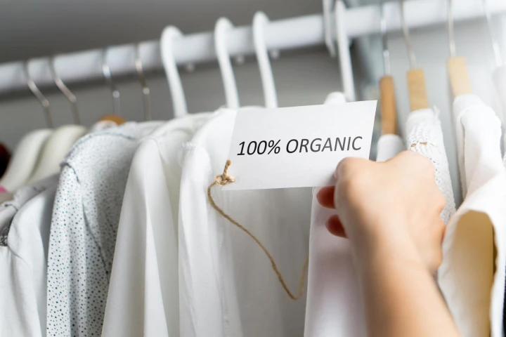 Mehrere T-Shirts, die mit fair trade ausgeschildert sind. 