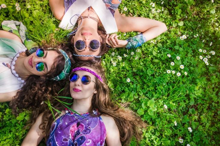 Mädchen im Hippie-Look