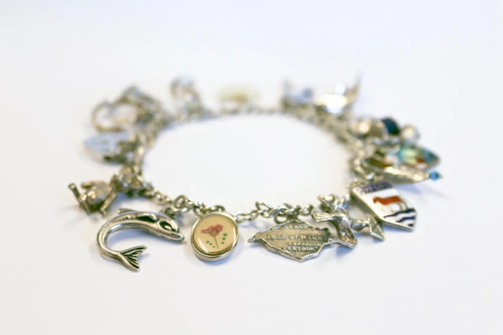 Bettelarmband mit vielen Anhängern