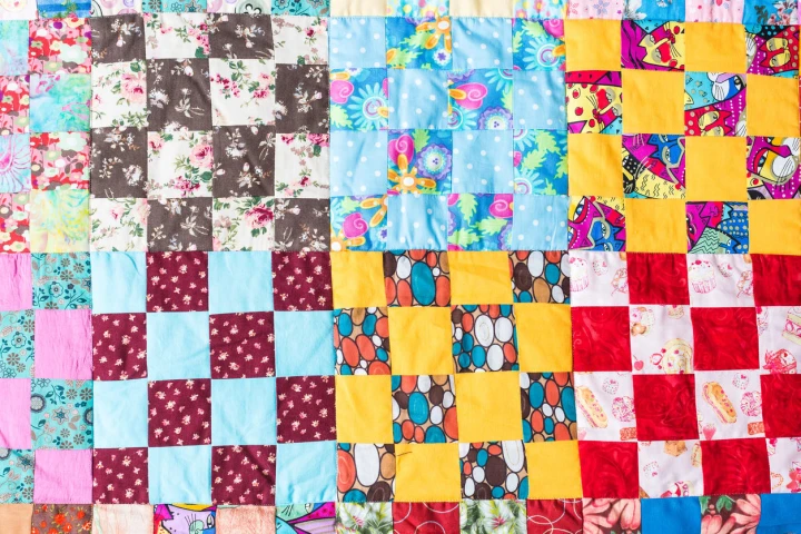 Patchwork Decke mit verschiedenen Mustern und Farben