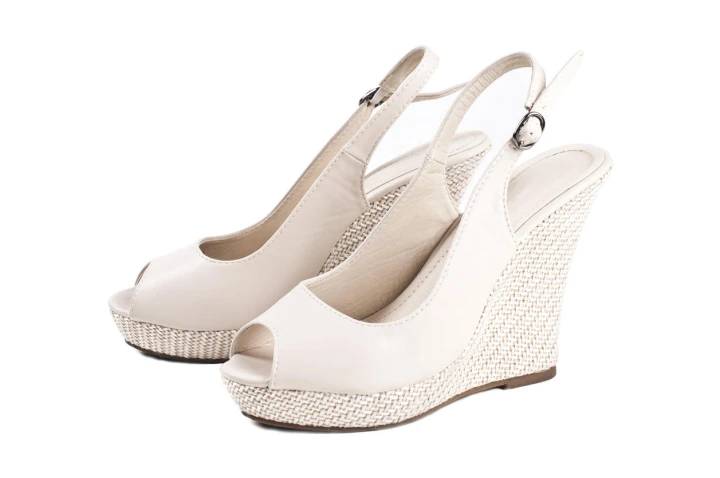 Beige Wedges mit einem geflochtenen Absatz