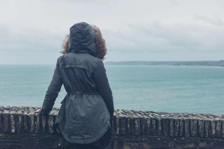 Junge Frau im Parka
