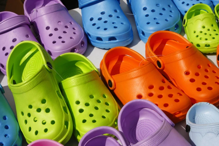 Hier sind mehrere Crocs in knalligen Farben zu sehen.